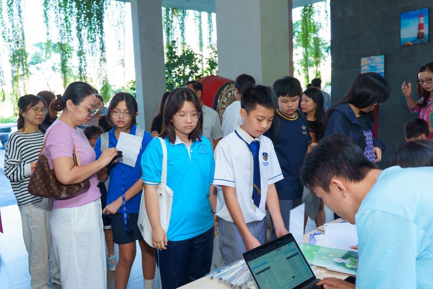 Thí sinh nghiêm túc thực hiện thủ tục điểm danh - Ảnh: Geniebook