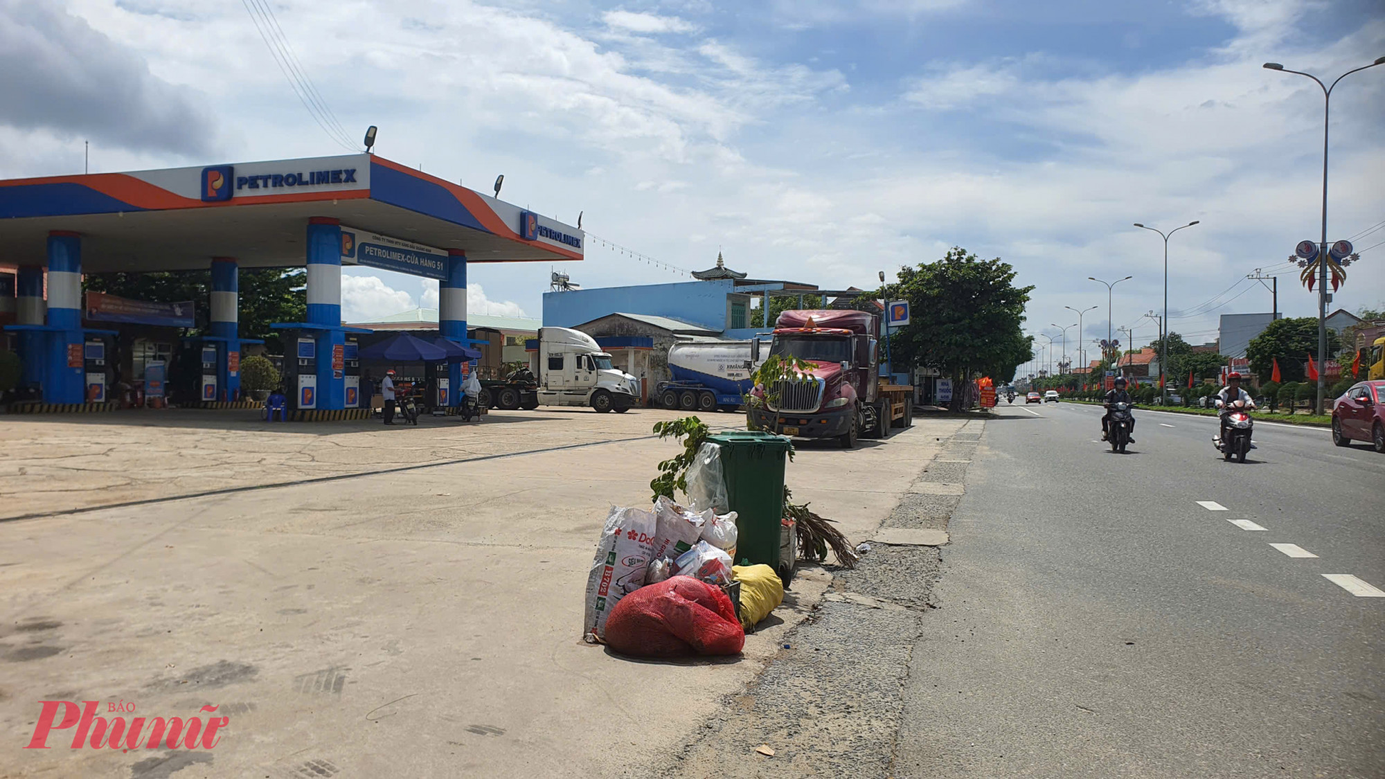 Phó chủ tịch UBND xã Đại Lộc Huỳnh Hưng Quang cũng thông báo tạm ngừng thu gom rác thải rắn sinh hoạt kể từ ngày 26/9 cho đến khi có thông báo mới. Chính quyền xã đề nghị người dân không vứt rác ra vỉa hè, lòng đường, nơi công cộng, sông suối, ao hồ, kênh mương….; đồng thời thực hiện tự phân loại và xử lý trong phạm vi hộ gia đình để đảm bảo vệ sinh môi trường.