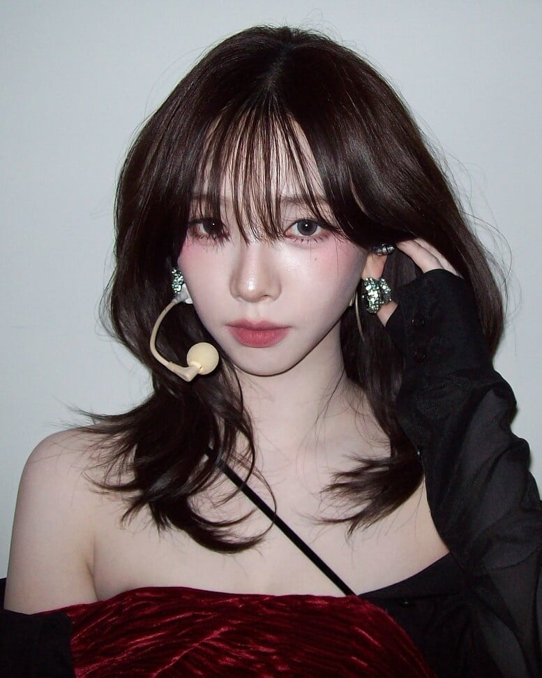 Tóc đuôi bướm ngang vai (butterfly cut): Một sự kết hợp độc đáo giữa tóc đuôi sói và kiểu tóc đuôi bướm, với độ dài ngang vai. Các lớp tóc ôm sát khuôn mặt, giúp đường nét trở nên mềm mại hơn.