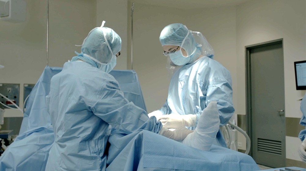 Bác sĩ Trương Hoàng Vĩnh Khiêm phẫu thuật chuyển vạt da cho bệnh nhân loét tì đè - Ảnh: FV