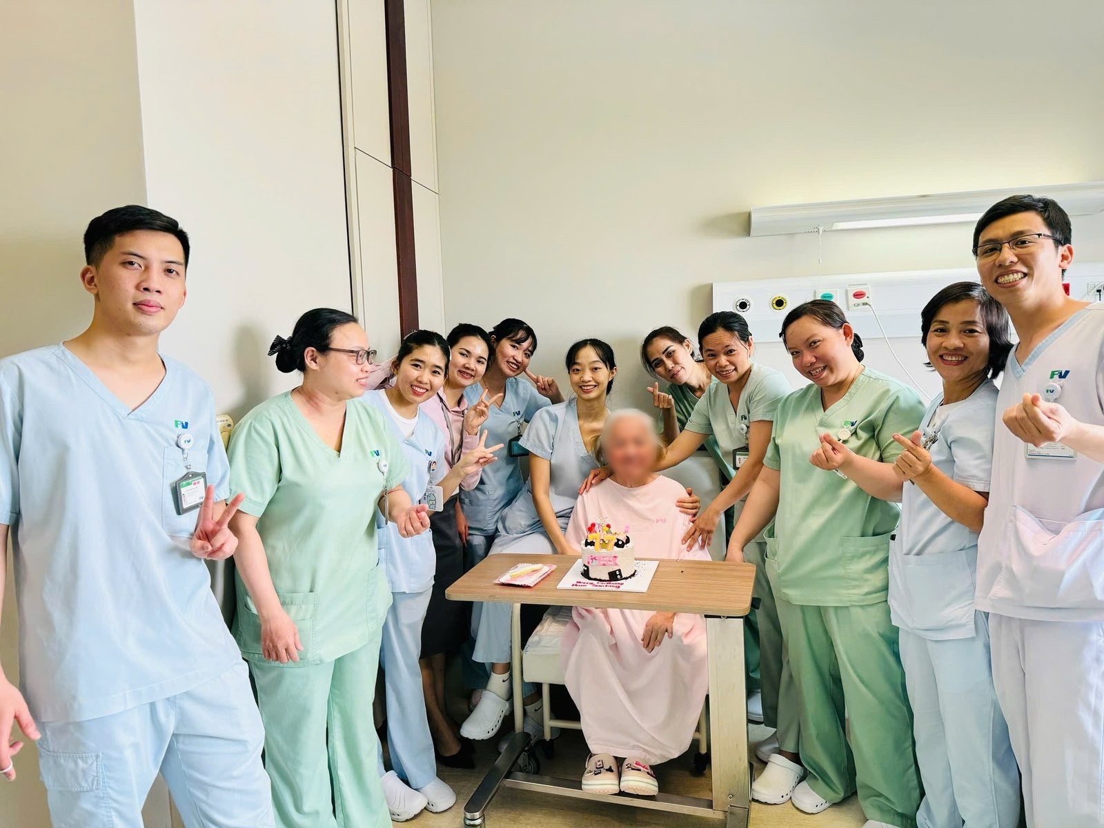 Sinh nhật lần thứ 77 của bà S. đầy ấm áp do chính các điều dưỡng tổ chức trong thời gian dưỡng bệnh tại FV - Ảnh: FV