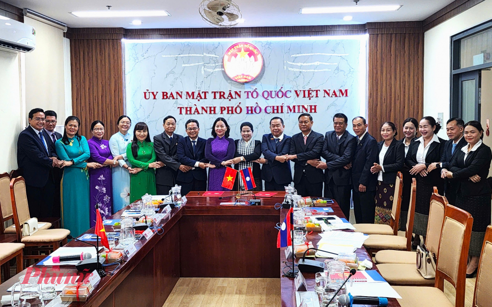 Các đại biểu cùng nắm tay chụp ảnh lưu niệm