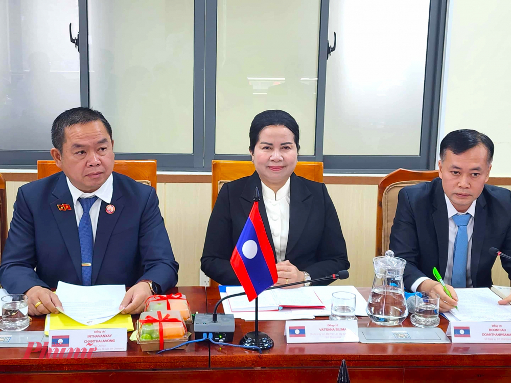 Bà Vatsana Silima (giữa), Ủy viên Ban Thường vụ Tỉnh ủy, Chủ tịch Ủy ban MTLXDĐN tỉnh Champasak 