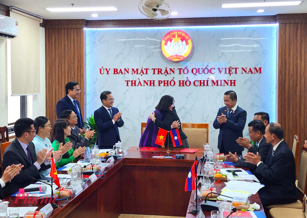 Cái ôm giữa lãnh đạo hai bên cũng là lời khẳng định cho tình cảm tốt đẹp giữa hai dân tộc