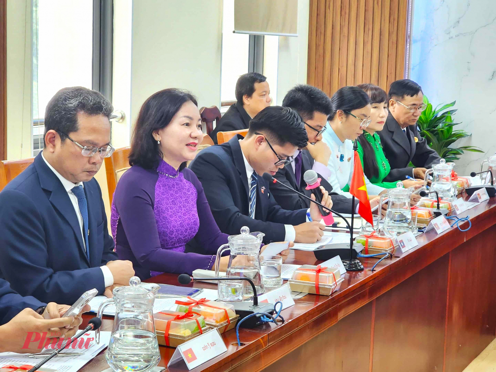 Bà Trương Thị Bích Hạnh, Ủy viên Ban Thường vụ Thành ủy, Phó Chủ tịch Thường trực Ủy ban MTTQ Việt Nam TPHCM (thứ hai từ trái sang), chia sẻ về kết quả thực hiện sáp nhập tỉnh thành