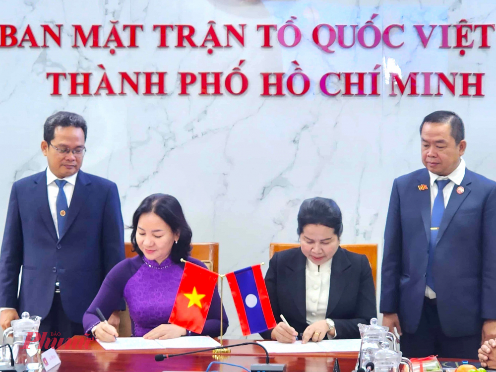 Lãnh đạo MTTQVN TPHCM và lãnh đạo Ủy ban MTLXDĐN tỉnh Champasak  cùng ký Bản ghi nhớ