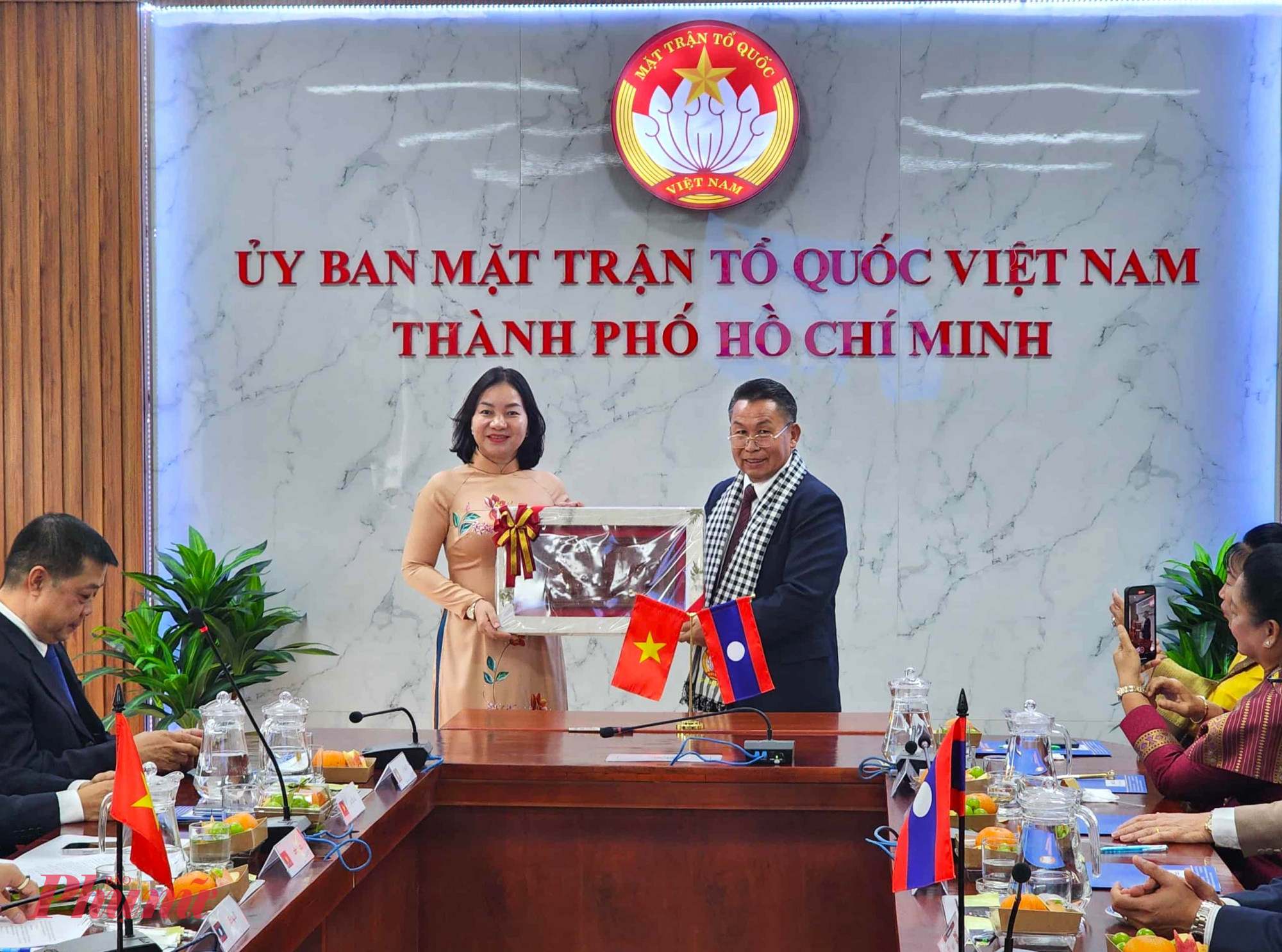 Đoàn đại biểu Lào gửi tặng bức phù điêu đến UBMTTQVN TPHCM