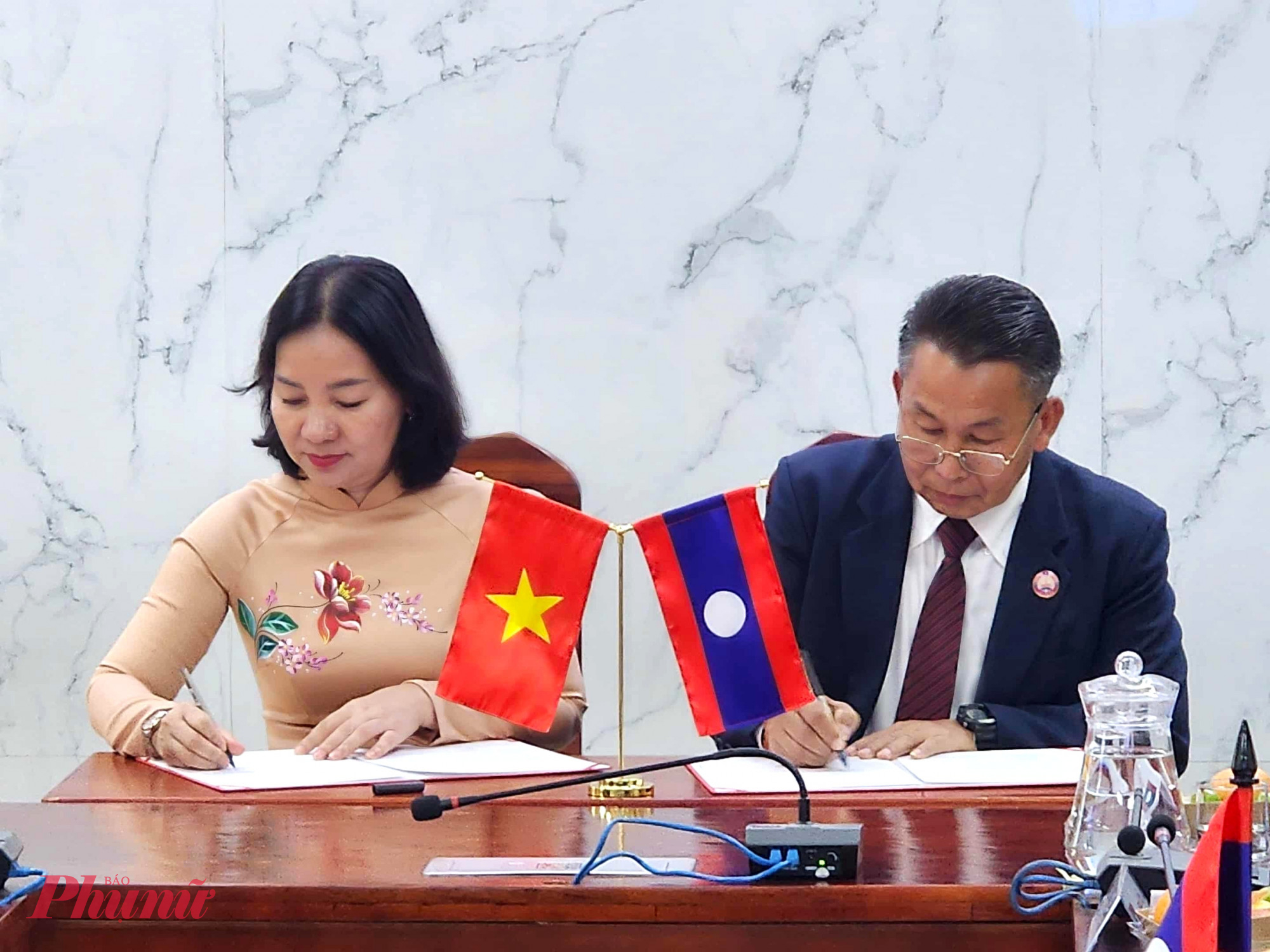 Bà Trương Thị Bích Hạnh cùng ông Somchai Xiongchongteng ký kết bản ghi nhớ về hợp tác giai đoạn 2025-2030