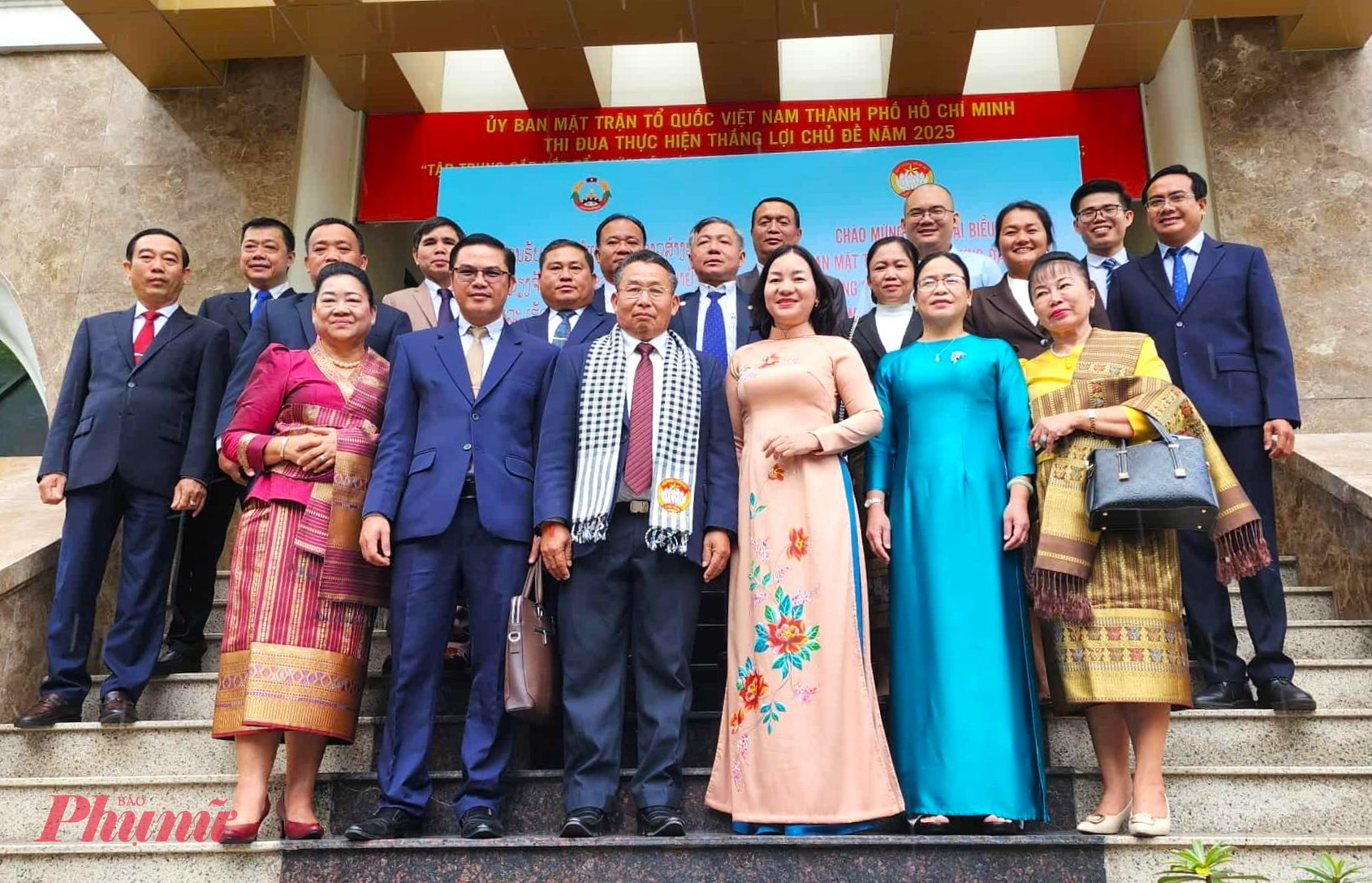 Các đại biểu Ủy ban Mặt trận Tổ quốc Việt Nam TPHCM và Đoàn đại biểu Ủy ban Mặt trận Lào xây dựng đất nước thủ đô Viêng Chăn cùng chụp ảnh lưu niệm