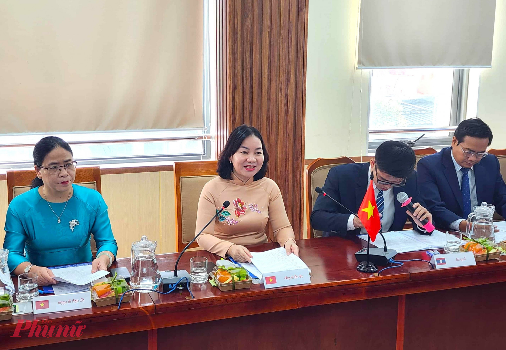 Bà Trương Thị Bích Hạnh (giữa) - Ủy viên Ban Thường vụ Thành ủy, Phó chủ tịch Thường trực UBMTTQVN TPHCM - chia sẻ về việc sắp xếp lại đơn vị hành chính
