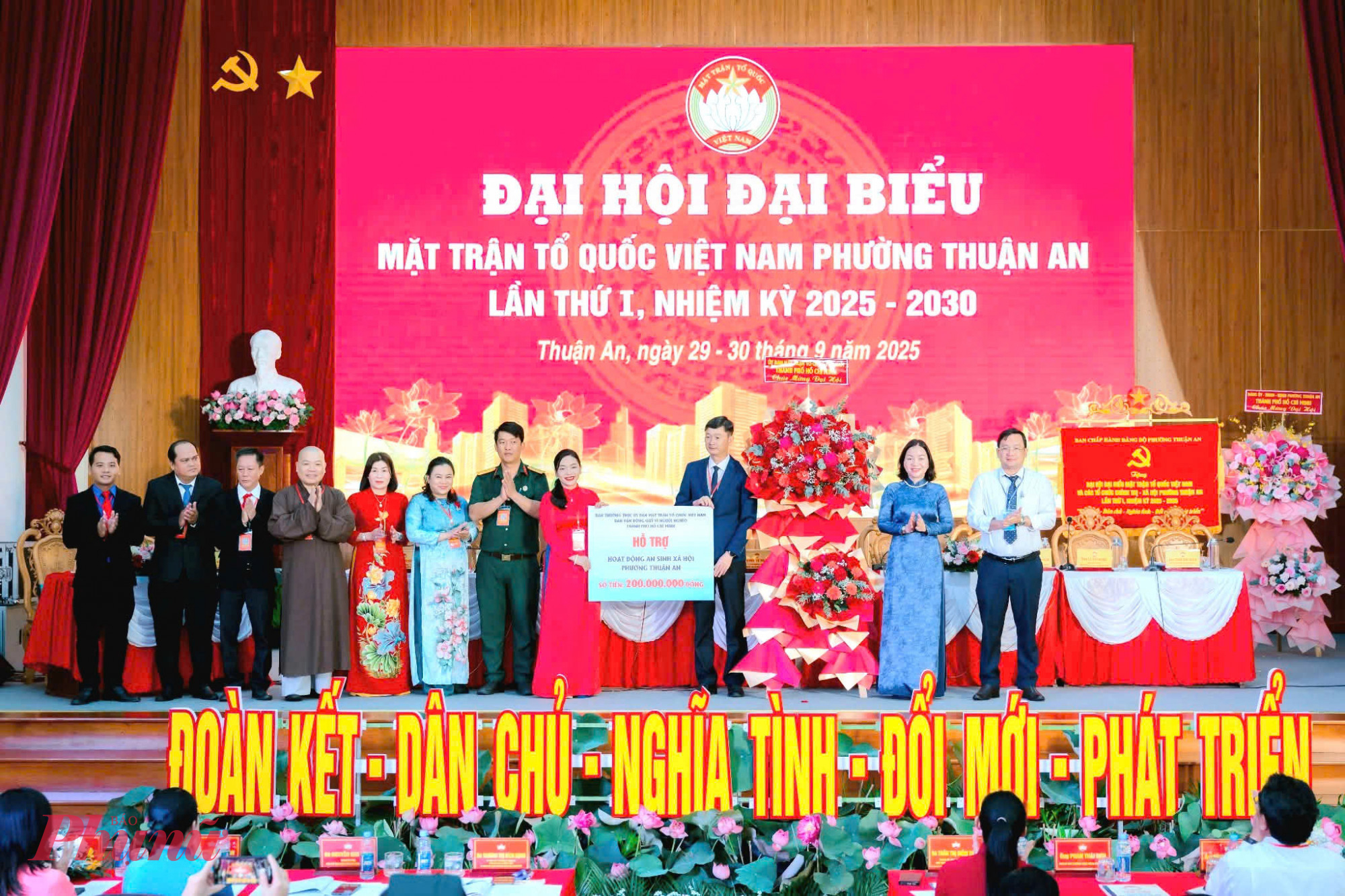 Tại đại hội, Phó Chủ tịch Thường trực Ủy ban MTTQ Việt Nam TPHCM Trương Thị Bích Hạnh - tặng hoa chúc mừng và trao hỗ trợ công trình an sinh xã hội cho phường Thuận An trị giá 200 triệu đồng - Ảnh: MTTQ TPHCM