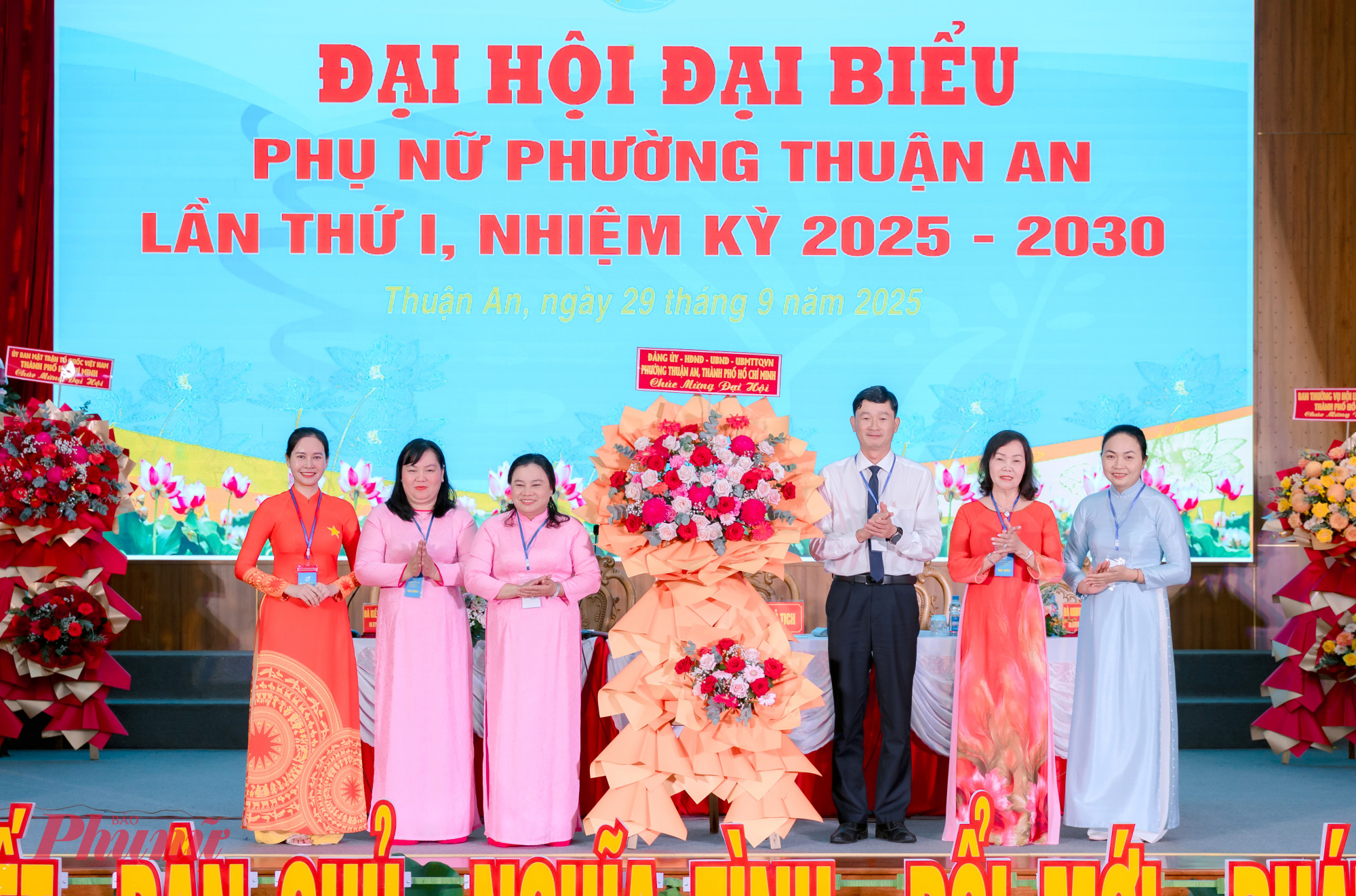 Lãnh đạo phường Thuận An - tặng hoa chúc mừng Đại hội đại biểu Phụ nữ phường Thuận An, lần thứ nhất, nhiệm kỳ 2025 -2030 - Ảnh: T.Xuân