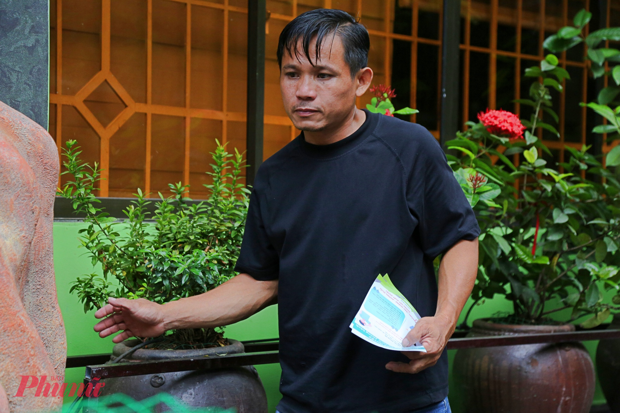 Đại diện quán cà phê sân vườn cho biết, để phòng ngừa dịch sốt xuất huyết, quán thường xuyên kiểm tra các chậu cây, kịp thời xử lý khi phát hiện nước đọng nhằm ngăn lăng quăng phát triển. Ngoài ra, hằng ngày quán cũng tiến hành phun thuốc diệt muỗi tại các góc khuất, khu vực ẩm thấp để vừa phòng chống dịch, vừa tạo sự yên tâm cho khách khi đến thưởng thức cà phê.