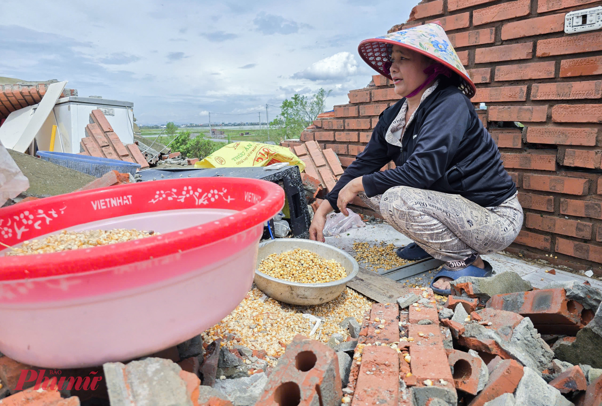 Sáng 30/9, tranh thủ trời hửng nắng, bà Nguyễn Thị Phượng (55 tuổi, trú xóm 6, xã Lam Thành, tỉnh Nghệ An) ra nhặt nhạnh những hạt ngô bị vùi lấp dưới đống gạch đổ nát. Ngôi nhà vừa là nơi ở, vừa để kinh doanh được xây dựng kiên cố bằng gạch của bà Phượng đổ sập hoàn toàn sau bão Bualoi (bão số 10), mái che bằng tôn bị gió hất văng xa hàng chục mét.