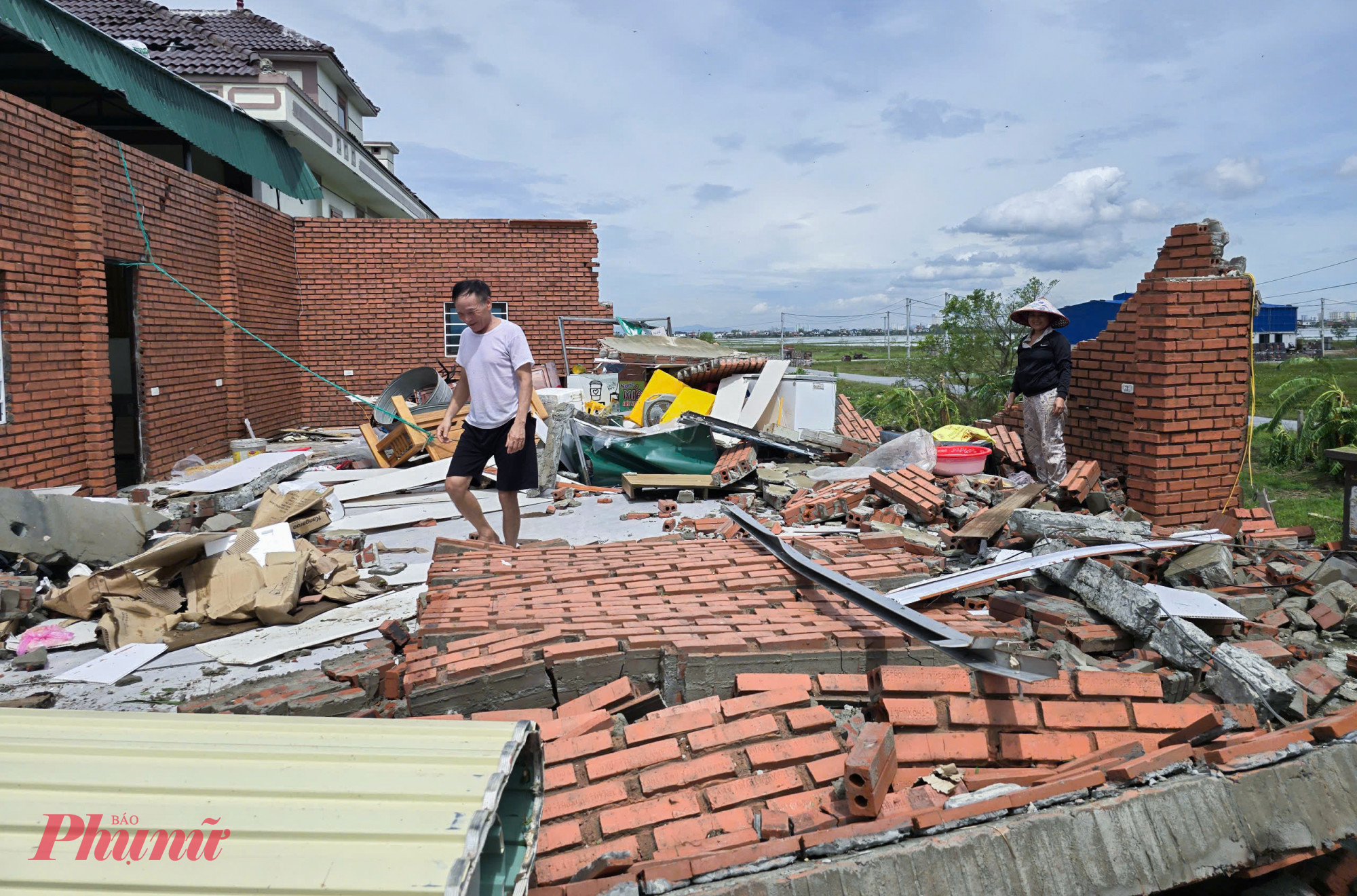 Bà Phượng nói rằng, chưa từng chứng kiến trận bão nào kinh hoàng như bão Bualoi. Dù đã lường trước mức độ nguy hiểm của bão sau khi vừa trải qua bão số 5, vợ chồng bà đã chằng néo nhà cửa khá chắc chắn trước khi bão đổ bộ. Tuy nhiên, những công sức này đều trở nên vô ích khi ngôi nhà đổ sập hoàn toàn.