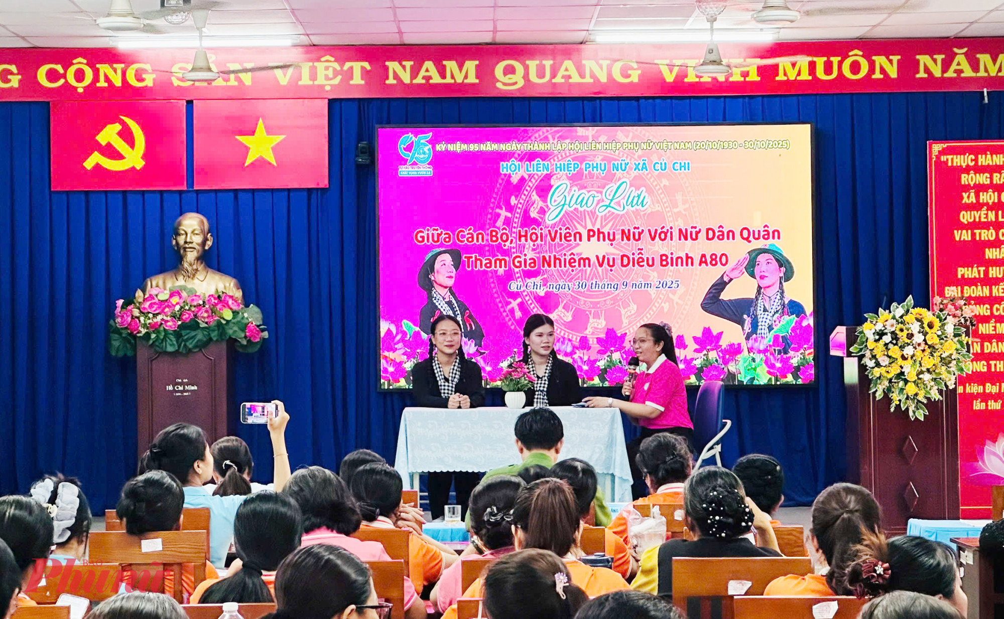 giao lưu giữa cán bộ, hội viên phụ nữ với 2 nữ dân quân tiêu biểu