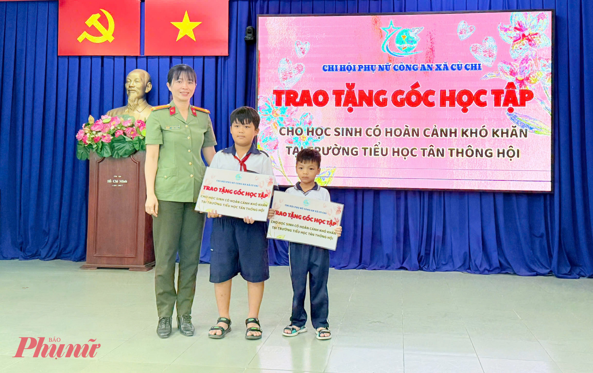 Ngay khi ra mắt,  trao Quyết định thành lập và ra mắt Chi hội phụ nữ Công an xã