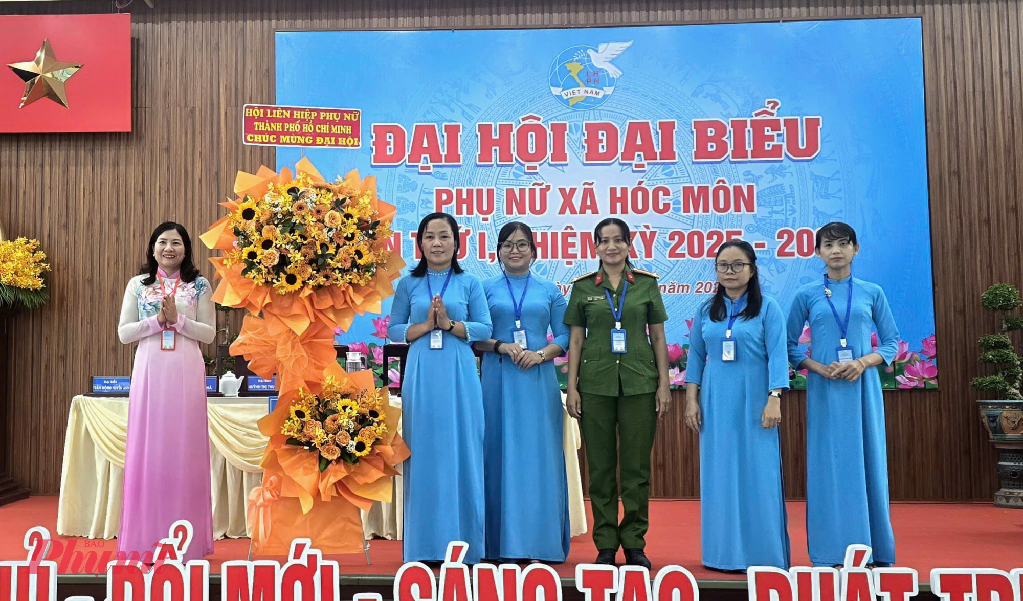 Bà Nguyễn Thị Ngọc Linh - Phó Chủ tịch Hội LHPN TPHCM - tặng hoa chúc mừng Đại ho65o 