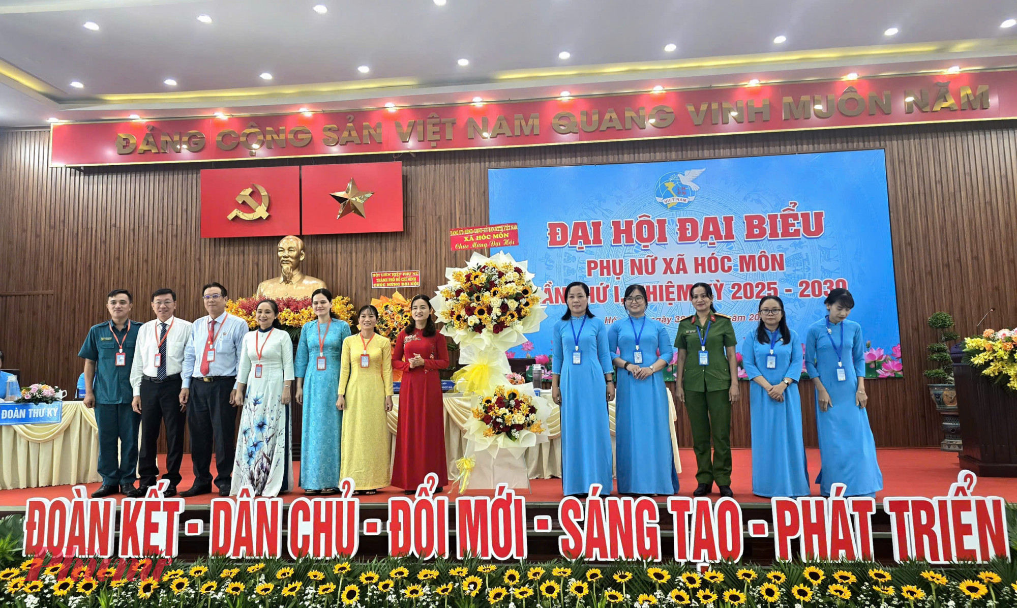Lãnh đạo xã Hóc Môn tặng hoa chúc mừng Đại hội 