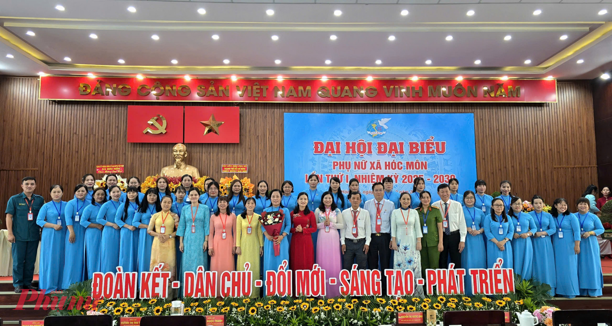 Lãnh đạo Hội LHPN TPHCM và xã Hóc Môn tặng hoa chúc mừng Ban chấp hành Hội LHPN xã Hóc Môn nhiệm kỳ mới 
