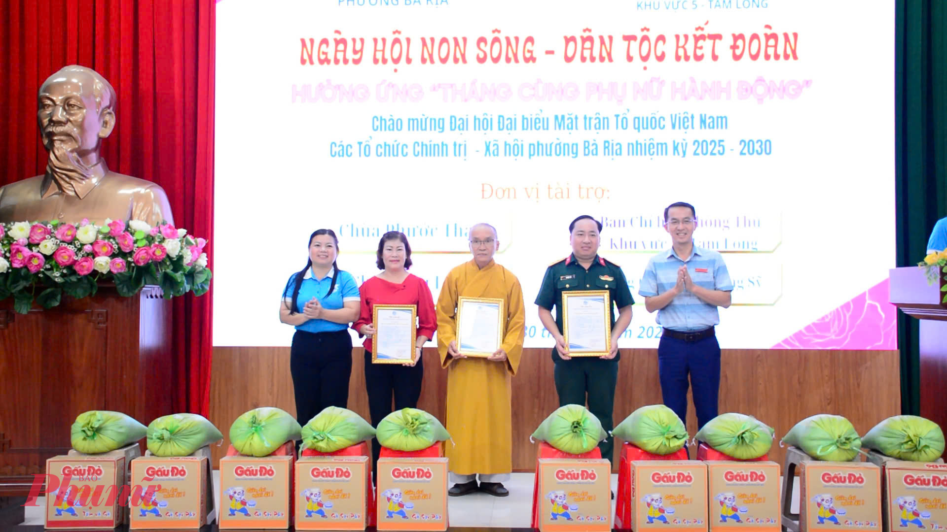 Ban tổ chức tặng thư cảm ơn các đơn vị tài trợ chương trình 