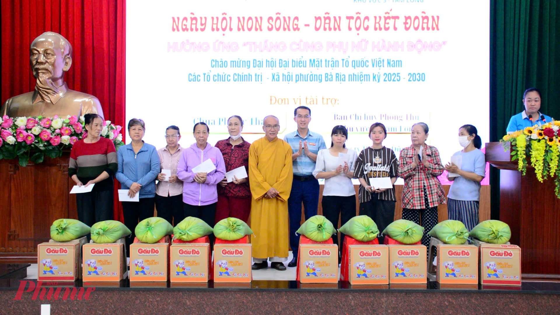 100 phần đã được gửi tặng đên người dân, phụ nữ khó khăn 
