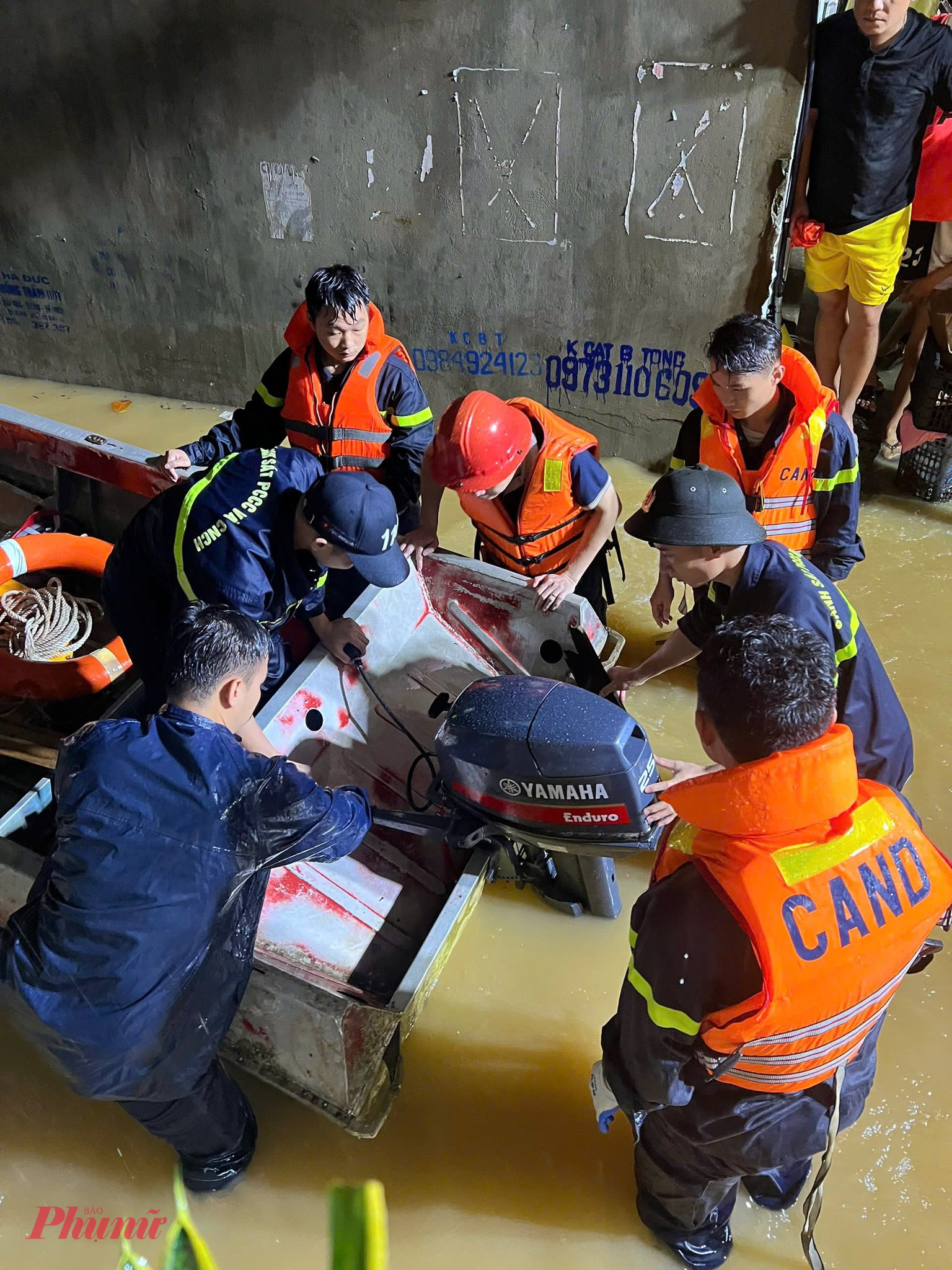 Lực lượng chức năng hỗ trợ người dân di chuyển đến nơi an toàn
