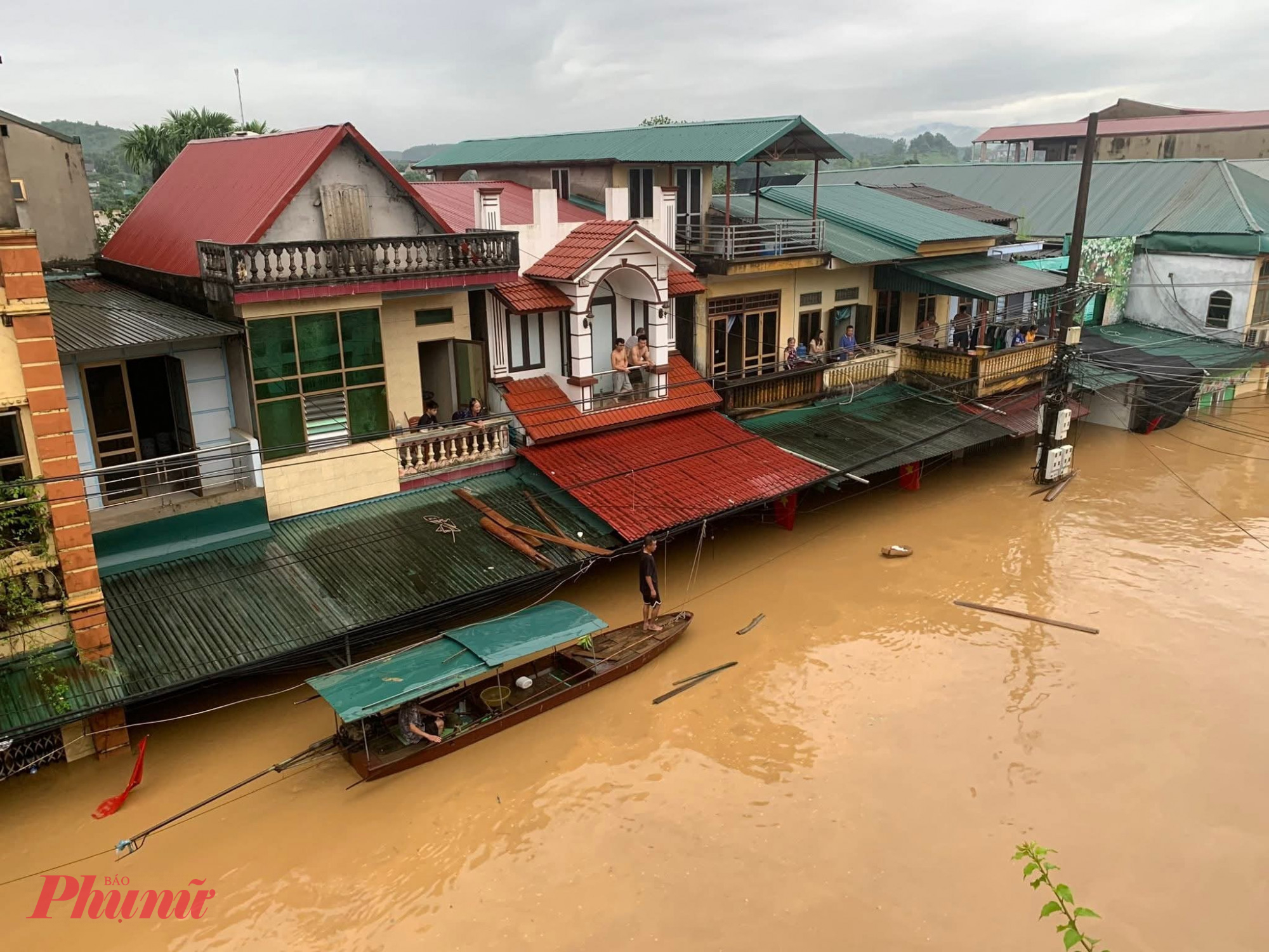Theo Đài Khí tượng Thủy văn Lào Cai sáng 30/9, lũ trên sông Hồng đã đạt đỉnh 83,44m, chỉ thấp hơn báo động 3 là 0,06m. Trong khi đó, tại trạm thủy văn Yên Bái, mực nước vượt báo động 3 hơn 2,25m và tiếp tục lên chậm. Chính quyền địa phương đang tập trung rà soát, hỗ trợ di dời người già, trẻ nhỏ, người bệnh đến nơi an toàn.
