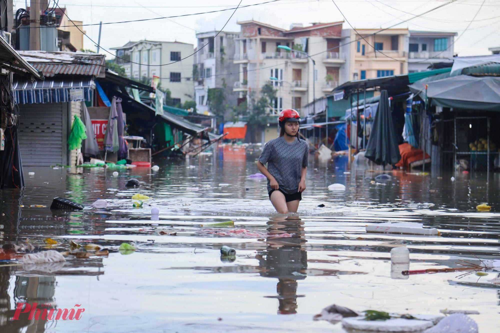 Các ki ốt bán hàng nông sản dọc các tuyến đường ở khu vực chợ đầu mối bị ngập sâu từ 50cm đến gần 1m, việc buôn bán hầu như bị gián đoạn. 