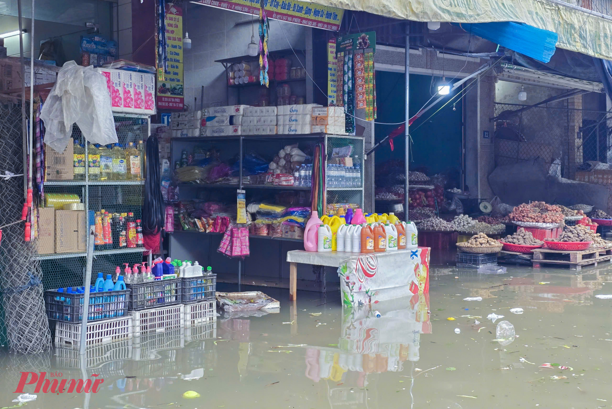 Việc buôn bán ở khu vực chợ đầu mối và các đình phụ chợ Vinh hầu như bị gián đoạn do ngập sâu.