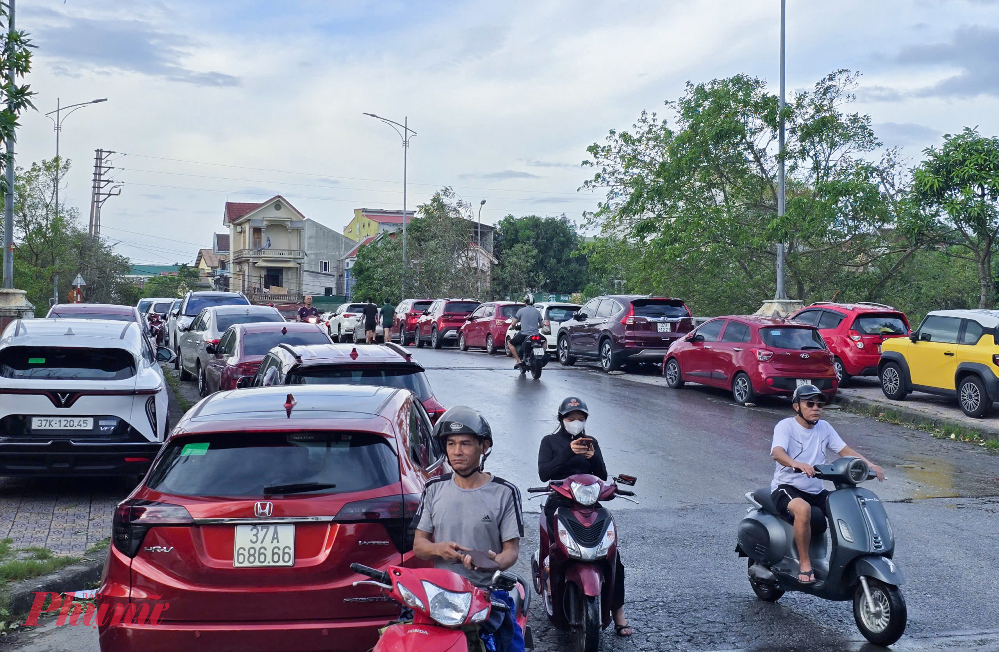Người dân ở khu vực khu đô thị Cửa Tiền (phường Trường Vinh, tỉnh Nghệ An) đưa xe ô tô lên cầu, các khu vực cao ráo để tránh bị ngập khi nước sông Vinh dâng cao chiều 30/9.