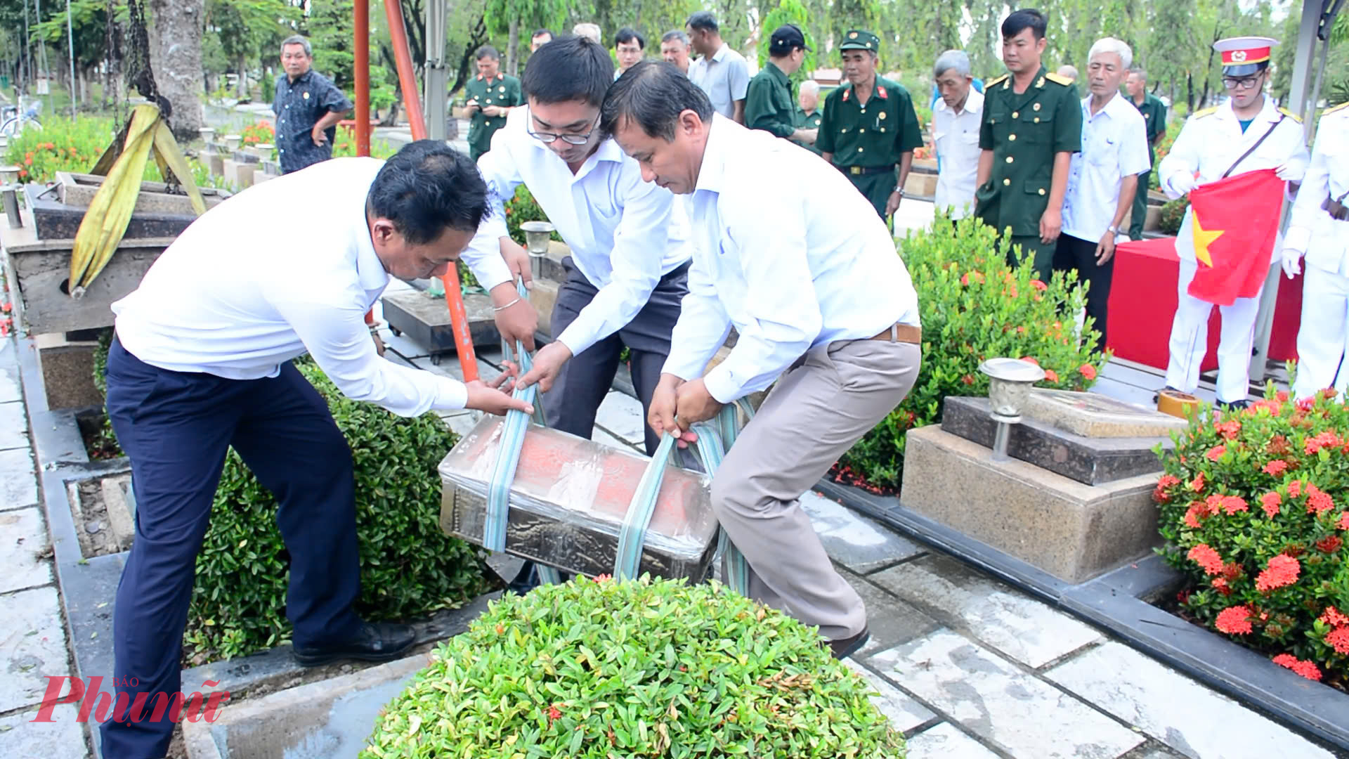 hài cốt hai liệt sĩ được đưa về an táng tại phần mộ mới trong Nghĩa trang Liệt sĩ Bà Rịa – Vũng Tàu 