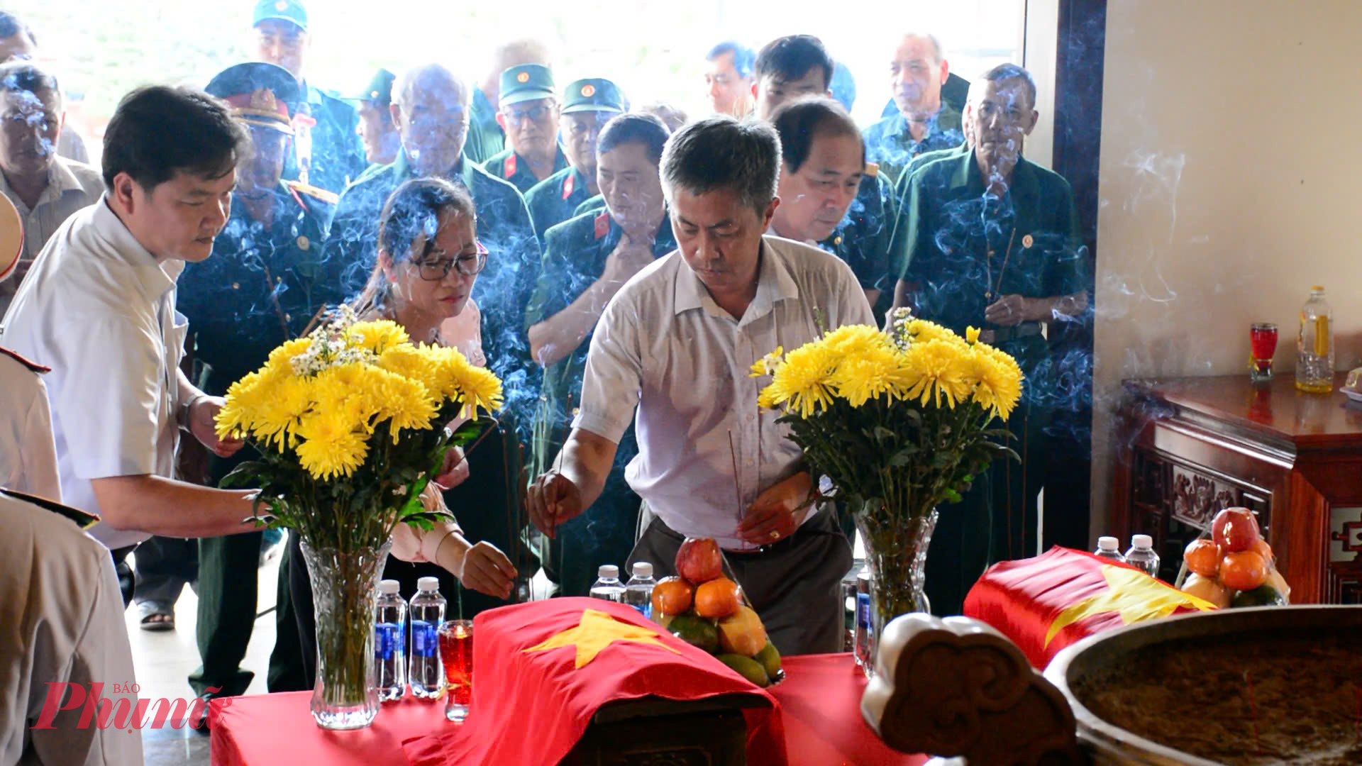 Đại biểu thắp hương tưởng nhớ các liệt sĩ 