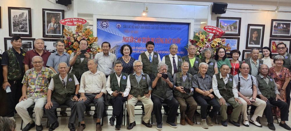 Các tay máy của CLB Nhiếp ảnh Người cao tuổi TPHCM vẫn hoạt động rất tích cực - Ảnh: Ngọc Tuyết