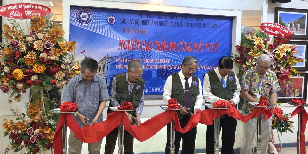 Các đại biểu cắt băng khai mạc triển lãm - Ảnh: Ngọc Tuyết