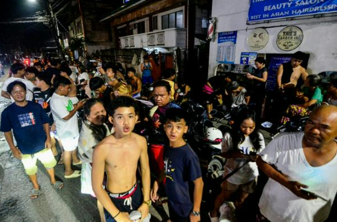 Philippines là một trong những quốc gia dễ bị thiên tai nhất thế giới, thường xuyên chứng kiến các vụ động đất và núi lửa phun trào do nằm trên Vành đai Lửa Thái Bình Dương, một vòng cung đứt gãy địa chấn xung quanh đại dương. Quần đảo này cũng hứng chịu khoảng 20 cơn bão và giông bão mỗi năm.