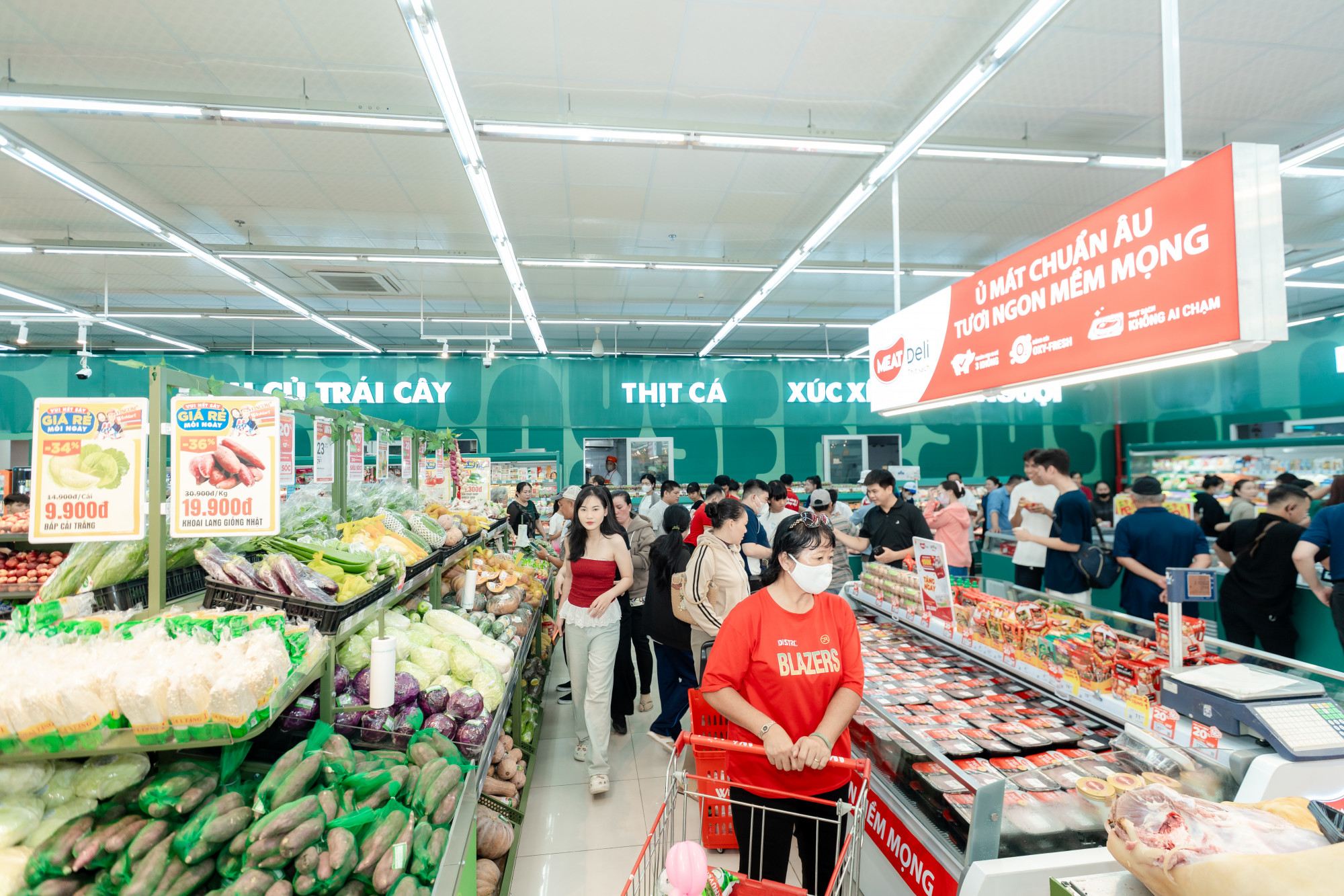 WinMart cung ứng đầy đủ hàng hoá, giá cả bình ổn phục vụ bà con vùng bão