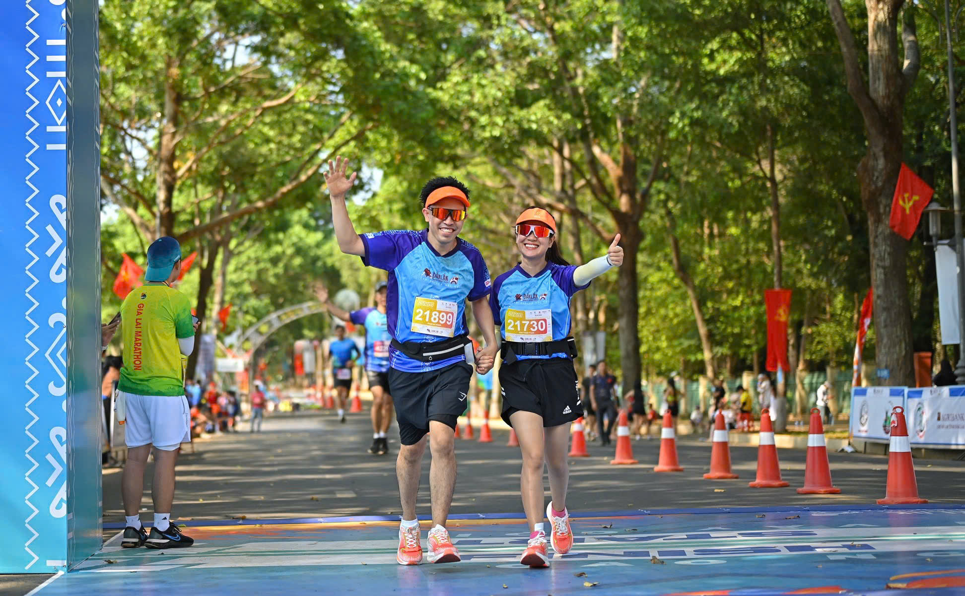 Vợ chồng anh Nghĩa và chị Thanh đồng hành trong một giải chạy bộ - Ảnh do nhân vật cung cấp