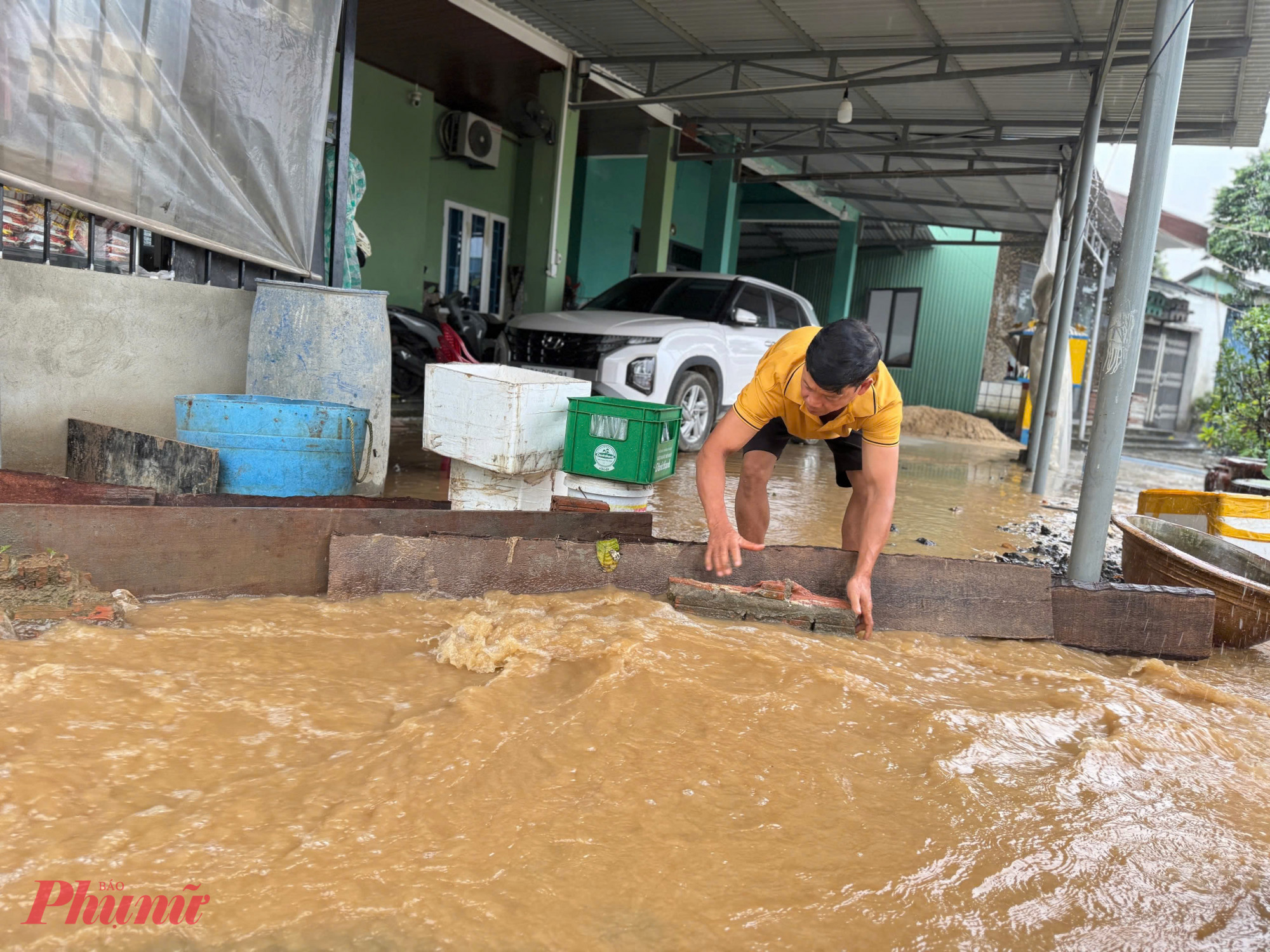 Thác nước từ dự án cao tốc ào ạt chảy tràn xuống nhà dân trong đợt mưa ngày 27/9
