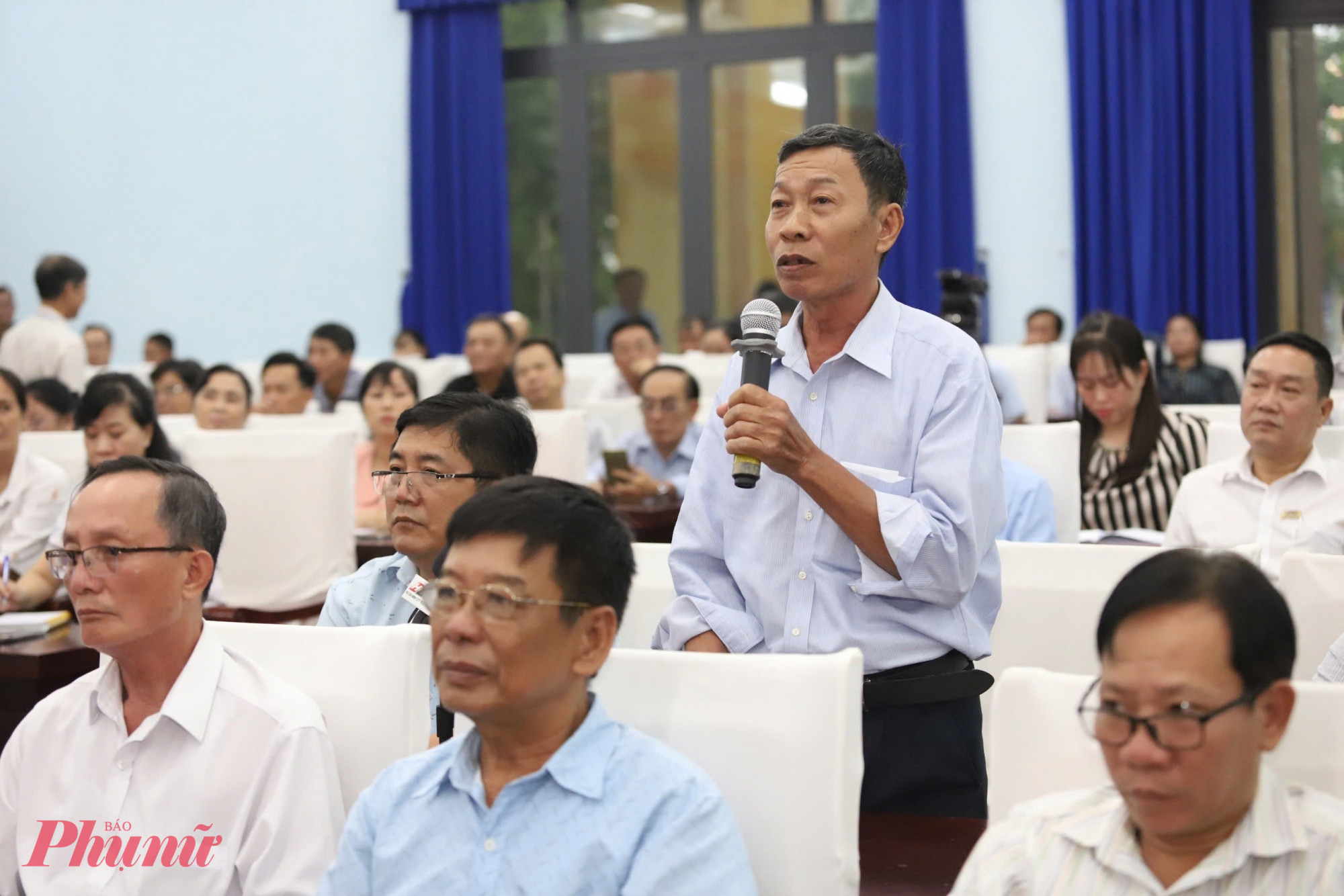 Các cử tri đóng góp ý kiến tại buổi tiếp xúc - Ảnh: Thanh Tâm
