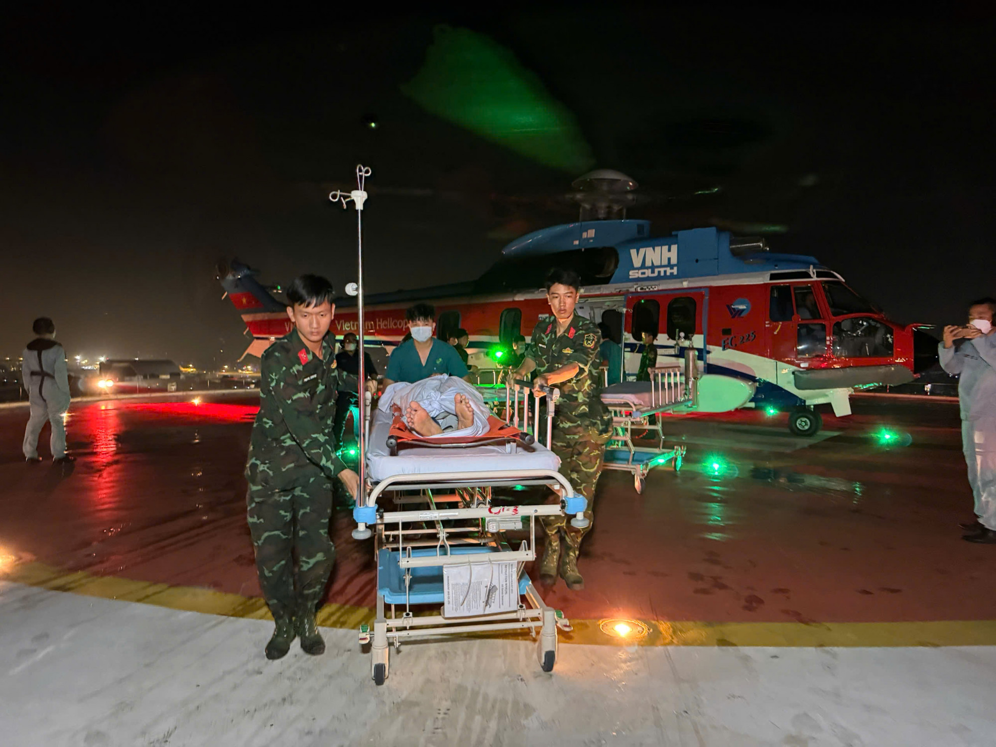 Dù ảnh hưởng của bão, trực thăng vẫn hoàn thành nhiệm vụ đưa 3 bệnh nhân vào đất liền an toàn, ảnh BVCC