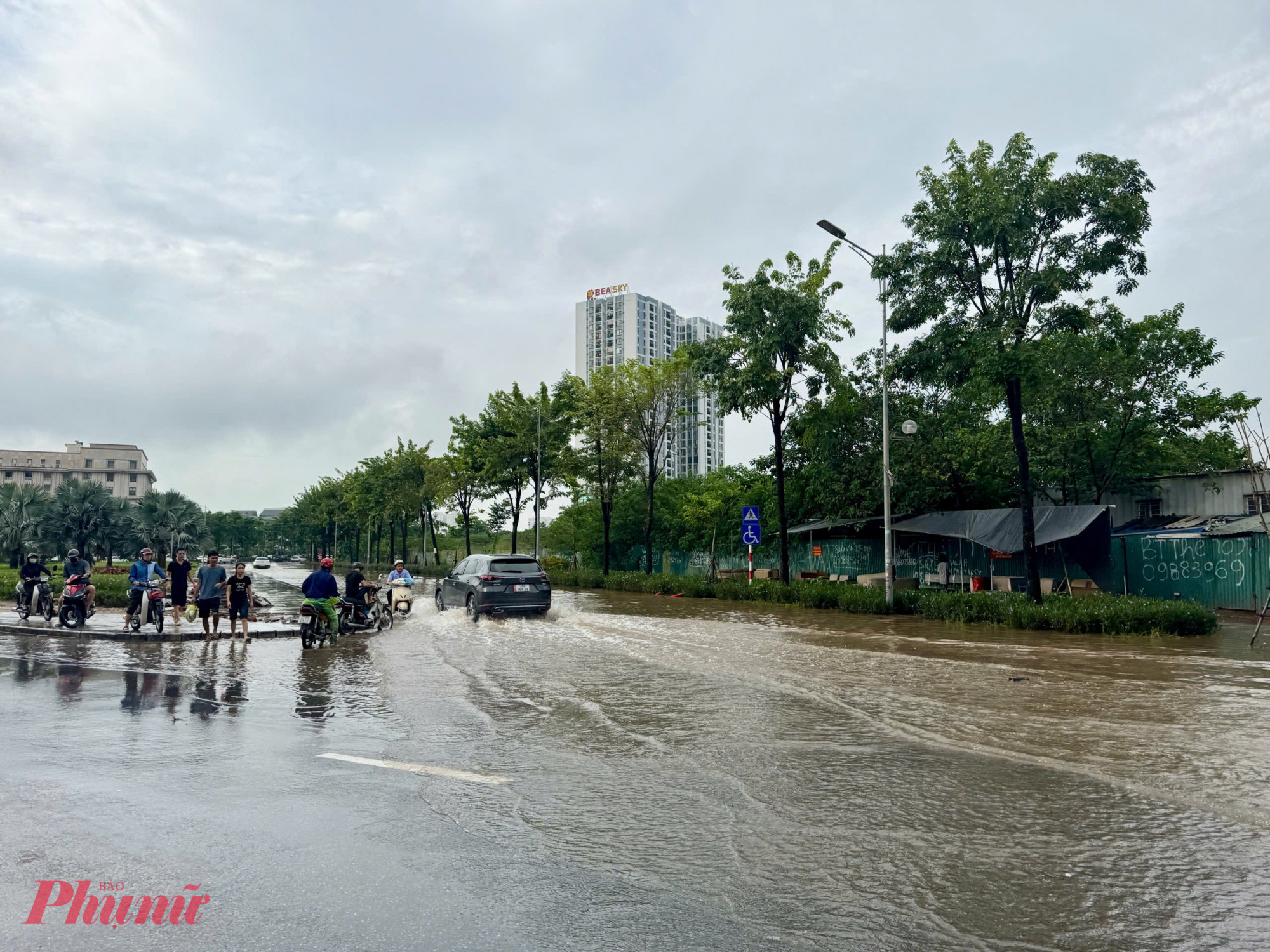 Các tuyến giao thông lớn tại Hà Nội, nước đã rút dần nhưng mặt đường trơn trượt, người dân gặp khó khăn khi di chuyển.
