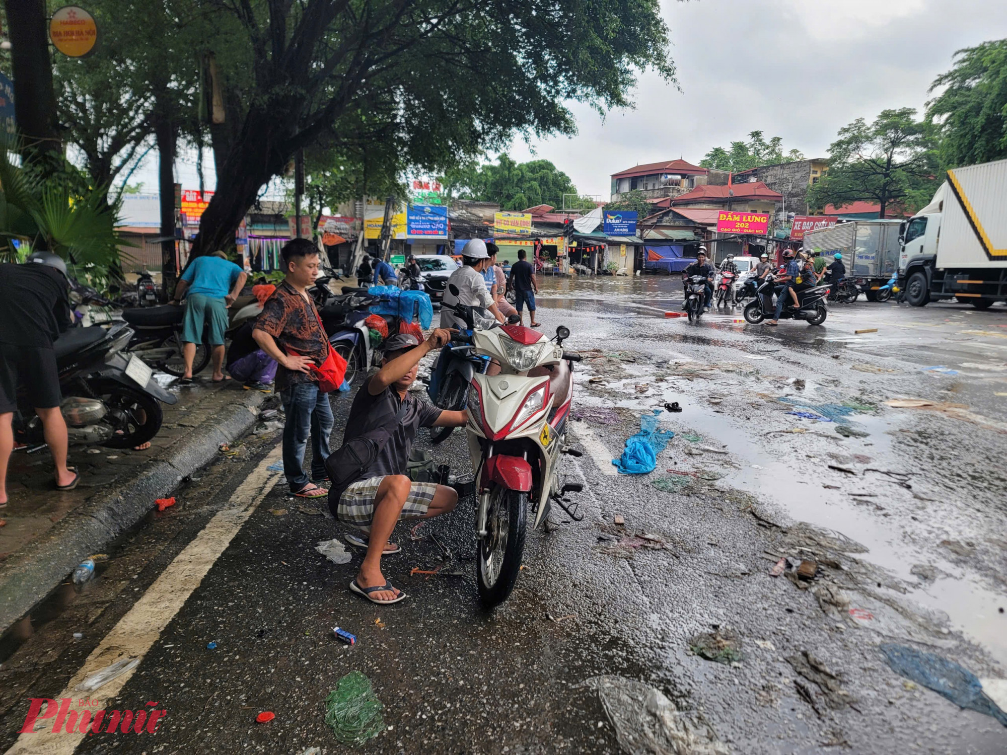 Phương tiện chết máy la liệt sau khi cố gắng đi qua.
