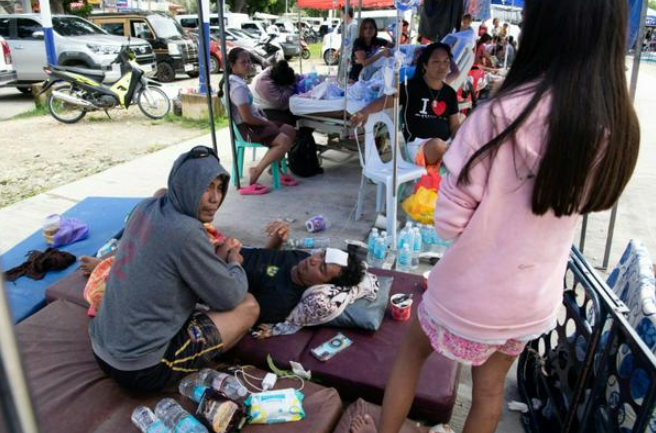 Trẻ em bị thương khóc và người lớn la hét khi được điều trị trên giường dưới lều xanh bên ngoài Bệnh viện tỉnh Cebu, sau khi được đẩy ra ngoài để đề phòng các đợt dư chấn qua đêm.  Họ là những người sống sót sau trận động đất nông 6,9 độ richter xảy ra vào cuối ngày thứ Ba ngoài khơi phía bắc đảo Cebu gần Bogo, một thành phố có 90.000 dân, theo Cơ quan Khảo sát Địa chất Hoa Kỳ.  Những người khác không may mắn như vậy, và các nhà báo AFP đã nhìn thấy các nhân viên bệnh viện chất các túi thi thể màu đen lên xe tải đưa người chết đến nhà xác địa phương.