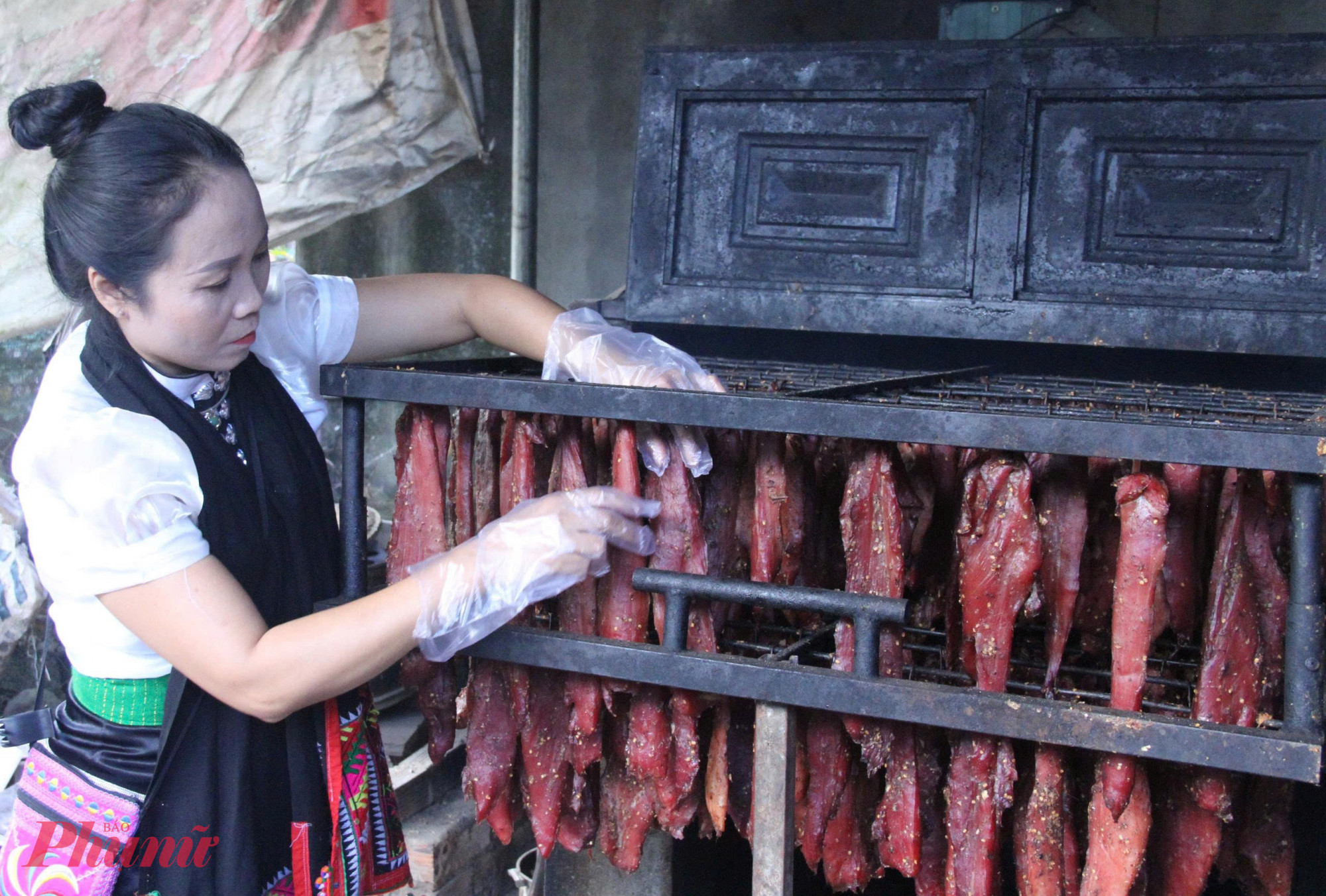 Chị Lù Thị Hạnh (trú tại thôn 1, xã Hòa Phú) luôn “giữ lửa” tình yêu với ẩm thực truyền thống của dân tộc Thái