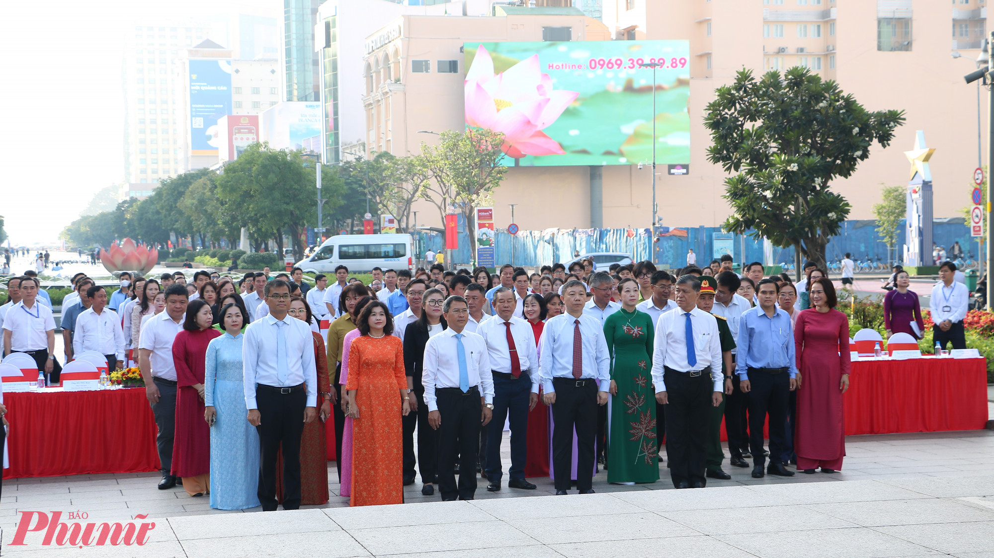 Các đại biểu thực hiện nghi thức dân hoa trước tượng đài Chủ tịch Hồ Chí Minh - Ảnh: Trang Thư