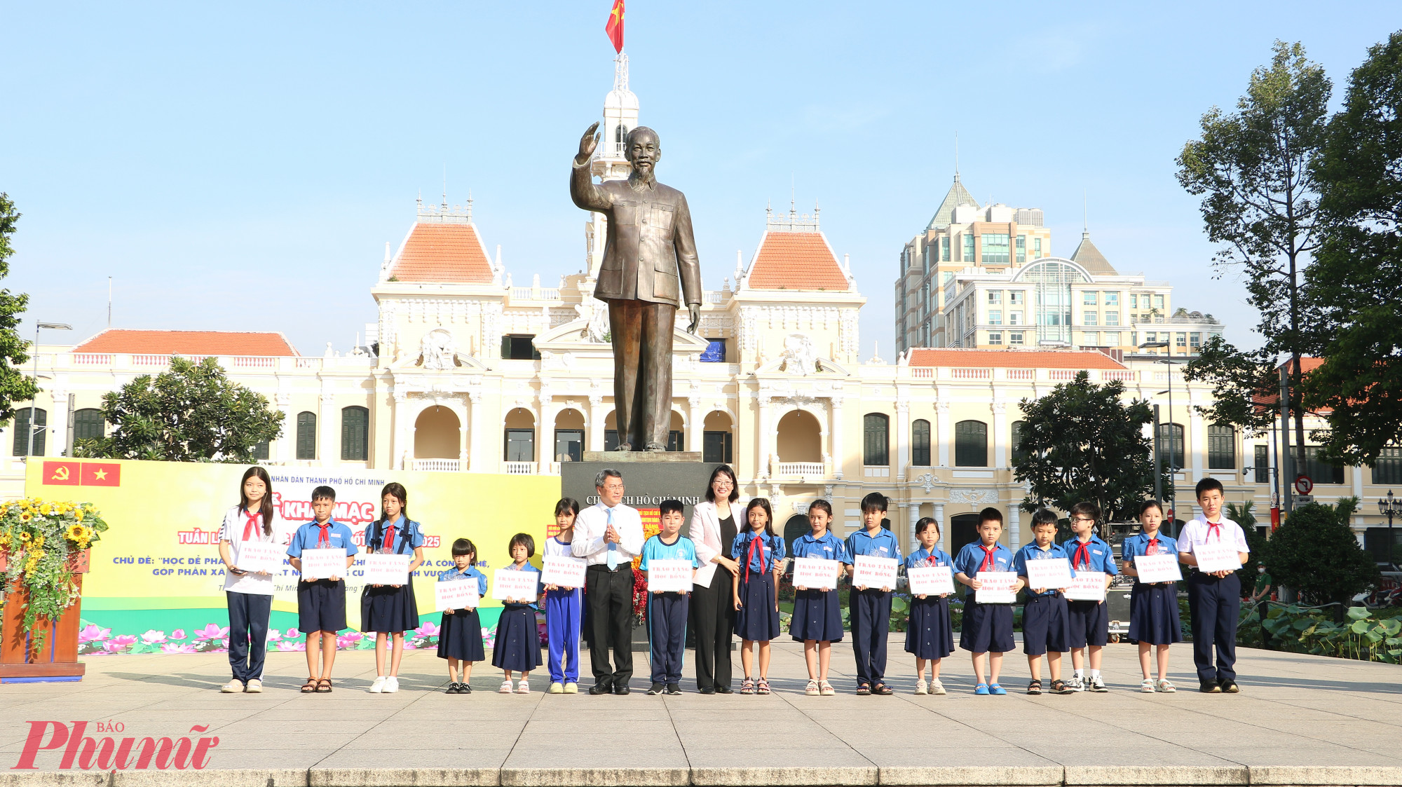Bà Trần Thị Diệu Thúy - Phó Chủ tịch UBND TPHCM - trao học bổng cho những em học sinh có thành tích tốt trong học tập - Ảnh: Trang Thư