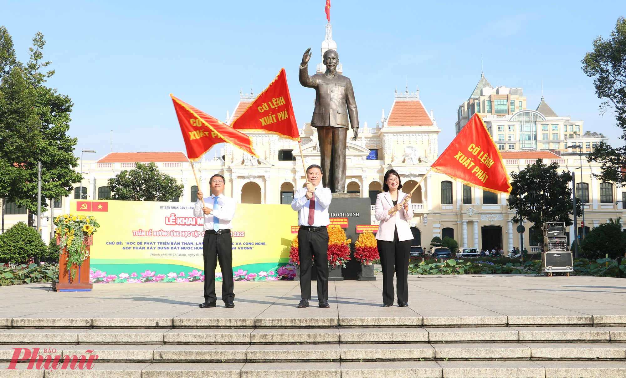Lãnh đạo thành phố Phất cờ, phát lệnh diễu hành cổ động: tham gia có 28 xe loa của 28 phường (thuộc Quận 1, Quận 3, Quận 4, Quận 5, Quận 10, Quận 11, Phú Nhuận và Bình Thạnh (cũ)), diễu hành qua các tuyến phố trung tâm, cổ động lan tỏa tinh thần học tập suốt đời đến cộng đồng.
