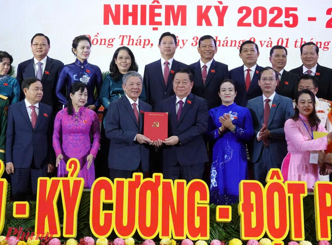 Ông Nguyễn Trọng Nghĩa - Uỷ viên Bộ Chính trị, Bí thư Trung ương Đảng, Trưởng Ban Tuyên giáo và Dân vận Trung ương, trao quyết định cho ông Ngô Chí Cường. Ảnh: CTV