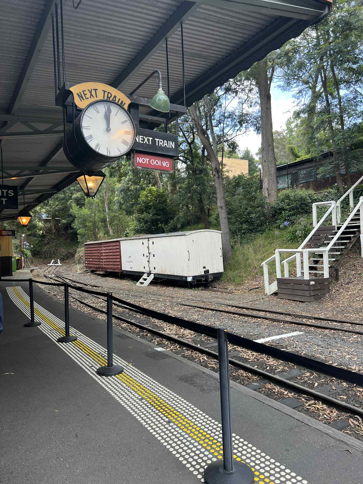 Puffing Billy Railway không chỉ là phương tiện di chuyển, mà còn là biểu tượng của tinh thần hoài cổ, đưa du khách quay về thời kỳ vàng son của tàu hơi nước. Với cảnh sắc thiên nhiên tuyệt đẹp, nét văn hóa lịch sử đặc trưng và trải nghiệm độc đáo, nơi đây được xem là một trong những hoạt động du lịch hấp dẫn nhất khi ghé thăm bang Victoria, Úc.